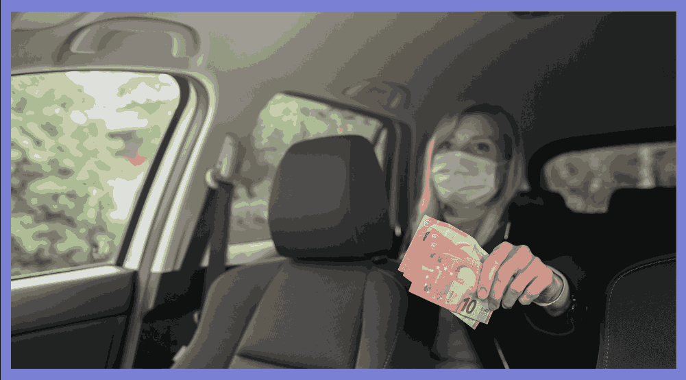 customer-paying-fare